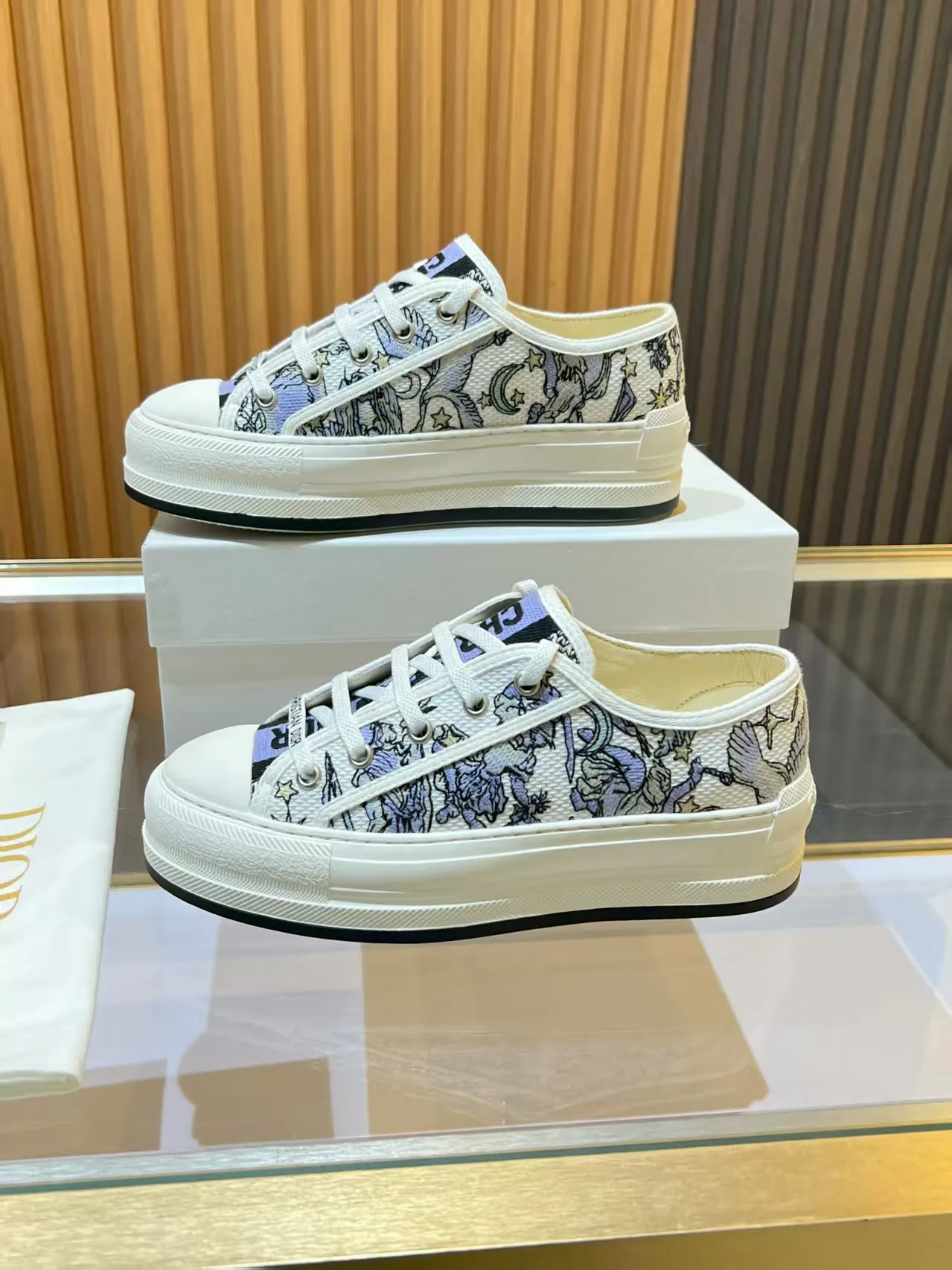 Factory direct sales p520🐘🐘Women's shoes Women's clothing 2025 Walk'n'Dior embroidered mid-top casual shoes are new. On the fashion stage, Dior embroidered shoes are the well-deserved protagonist. Delicate stitching is used on the upper, every stitch is devoted to the craftsman's efforts, and every thread is woven with artistic poetry. From complex floral patterns to smart geometric textures, embroidery is like the magic that gives shoes life, allowing them to show dynamic beauty even in static conditions.   Wearing Dior embroidered shoes feels like stepping into a dream world full of art. It is not only a pair of shoes, but also a walking piece of art that perfectly integrates fashion and culture. Whether you are strolling on the bustling city streets or attending important social occasions, Dior embroidered shoes can add unique charm to your style and become the focus of everyone's attention.   Choosing Dior embroidered shoes means choosing a persistent pursuit of quality and a unique understanding of fashion. Let it accompany you through every wonderful moment and leave your own fashion mark.  Material: Sheepskin lining, feet, silk cowhide, size 35-41, heel height 5cm